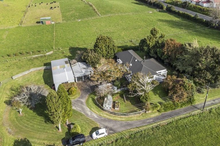 Photo of property in 41 Mountain Road, Sentry Hill, New Plymouth, 4373