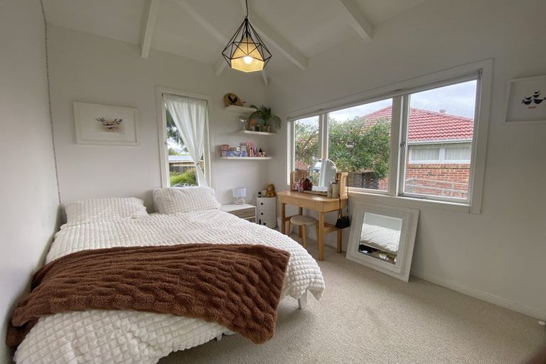 Photo of property in 37 Gill Avenue, Te Atatu Peninsula, Auckland, 0610