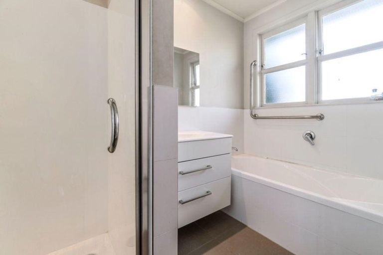 Photo of property in 2 Lowtherhurst Road, Massey, Auckland, 0614