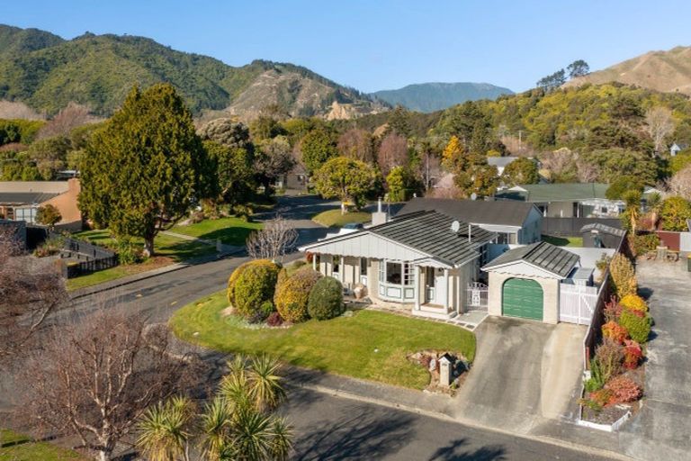 Photo of property in 1 Edgewater Street, Waikanae, 5036