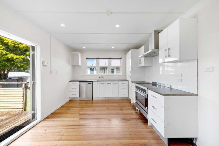 Photo of property in 62 Waipani Road, Te Atatu Peninsula, Auckland, 0610