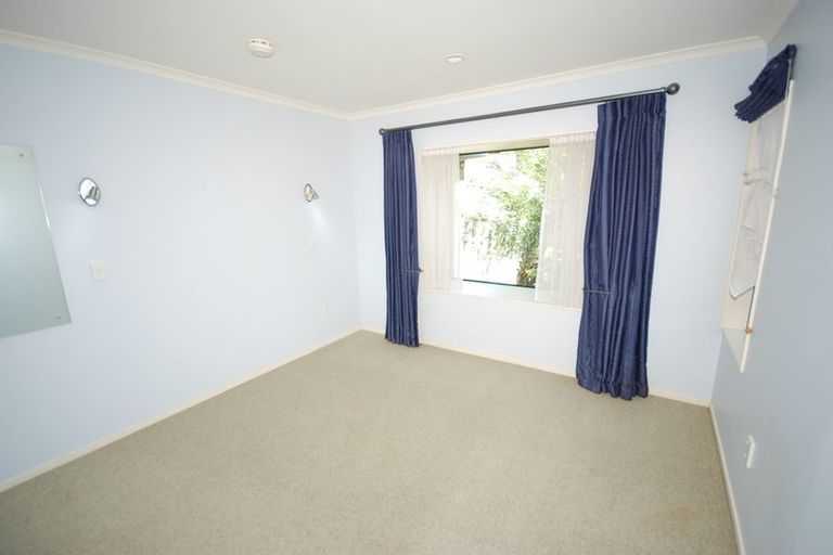 Photo of property in 2/16 Roberts Road, Glenfield, Auckland, 0629