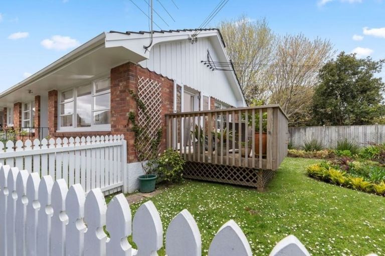 Photo of property in 1/126a Vauxhall Road, Narrow Neck, Auckland, 0624