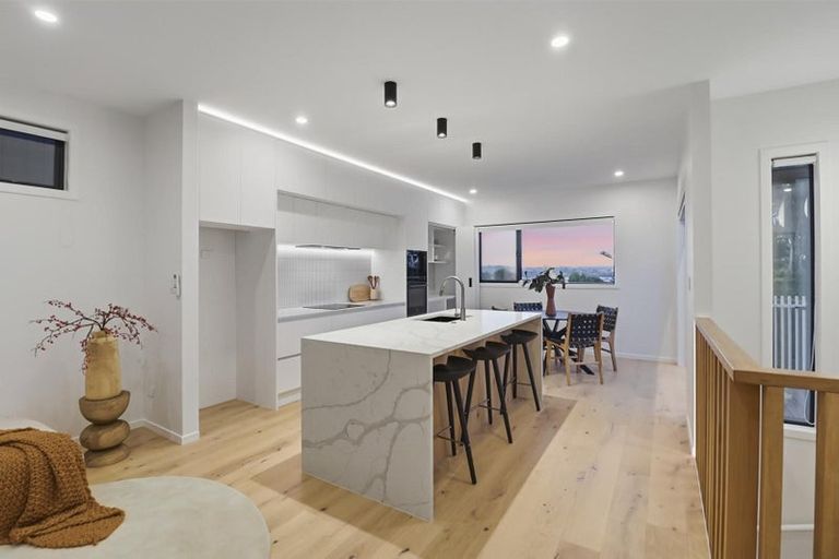 Photo of property in 85a Awaroa Road, Sunnyvale, Auckland, 0612