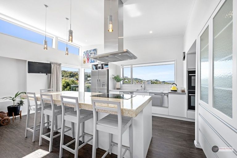 Photo of property in 37 Pekanga Road, Normandale, Lower Hutt, 5010