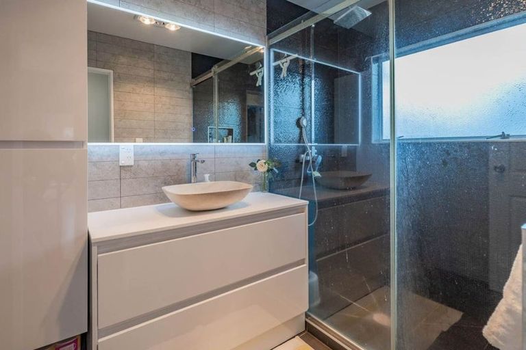 Photo of property in 2/18 Ocean View Road, Northcote, Auckland, 0627