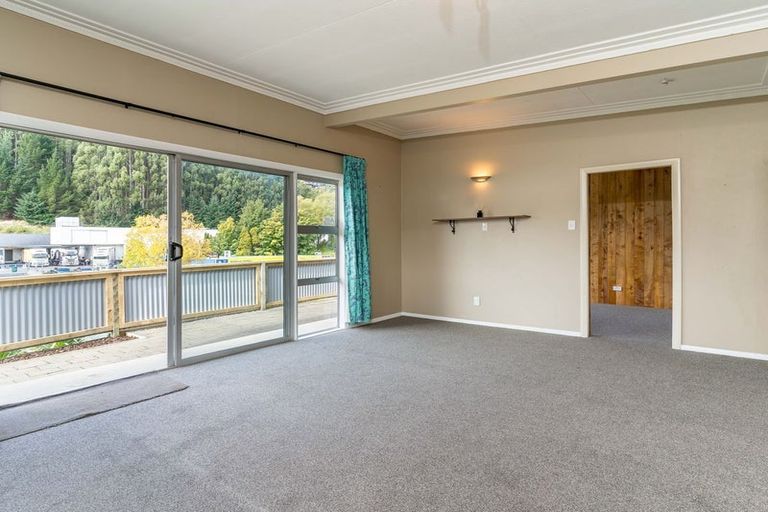 Photo of property in 186 Kaikorai Valley Road, Bradford, Dunedin, 9011