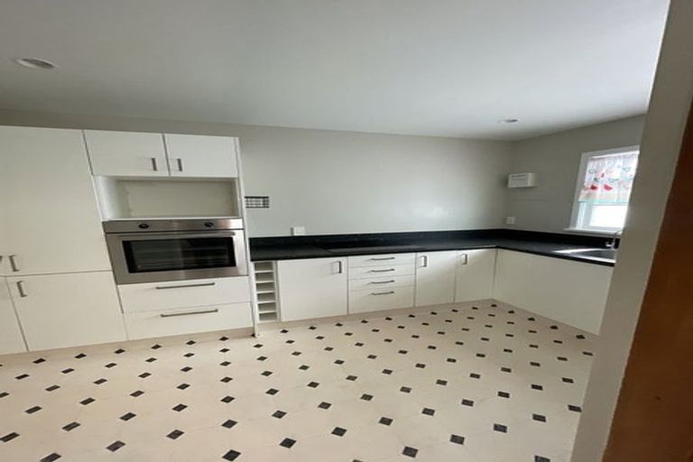 Photo of property in 33 Pahiatua Street, Hokowhitu, Palmerston North, 4410