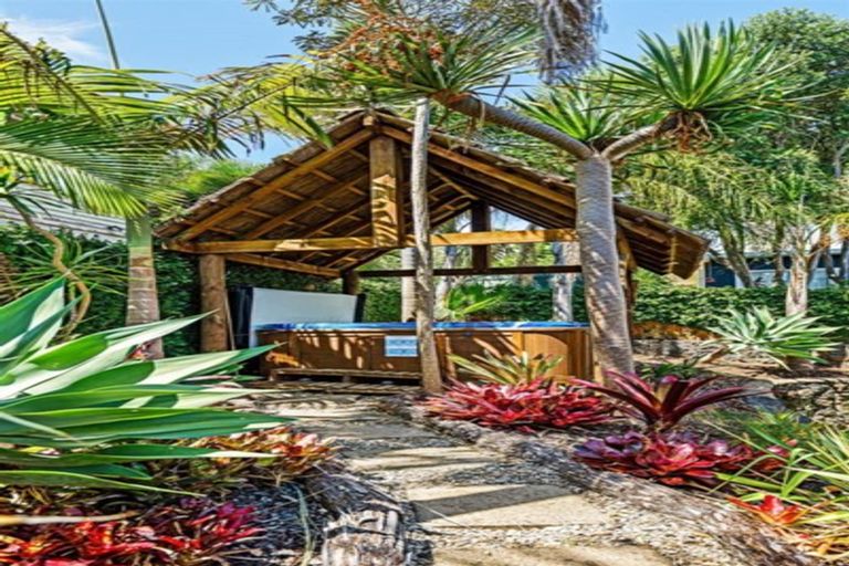 Photo of property in 2/4 The Esplanade, Castor Bay, Auckland, 0620