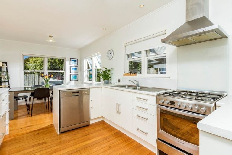 Photo of property in 2/30 Beechwood Road, Rothesay Bay, Auckland, 0630