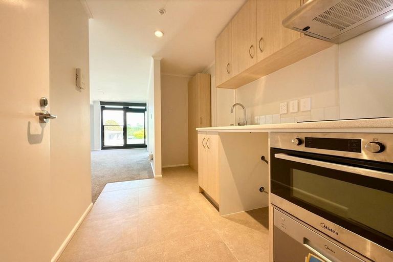 Photo of property in 2e/30 Westward Ho, Glen Eden, Auckland, 0602