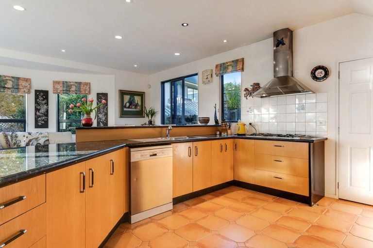 Photo of property in 18 Ribbonwood Crescent, Goodwood Heights, Auckland, 2105