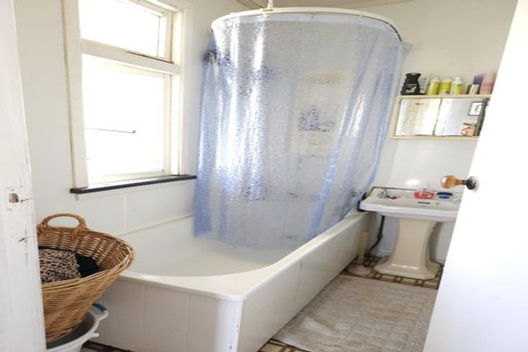 Photo of property in 156 Arapaepae Road, Levin, 5510