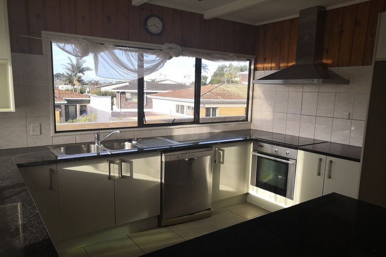 Photo of property in 18 Prince Regent Drive, Half Moon Bay, Auckland, 2012