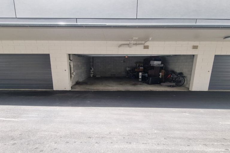 Photo of property in Pirie Street Townhouses, 2/35 Pirie Street, Mount Victoria, Wellington, 6011