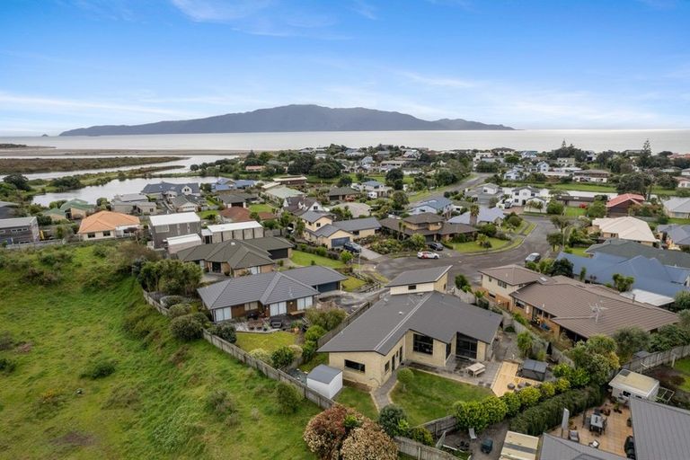 Photo of property in 11 Te Ropata Place, Waikanae Beach, Waikanae, 5036
