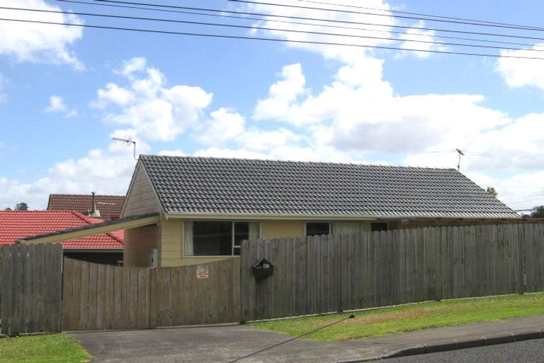 Photo of property in 1/1 Dakota Avenue, Beach Haven, Auckland, 0626
