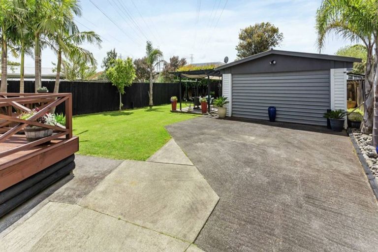 Photo of property in 70 Edgewater Drive, Pakuranga, Auckland, 2010