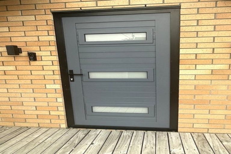 Photo of property in 1/4214a Great North Road, Glendene, Auckland, 0602