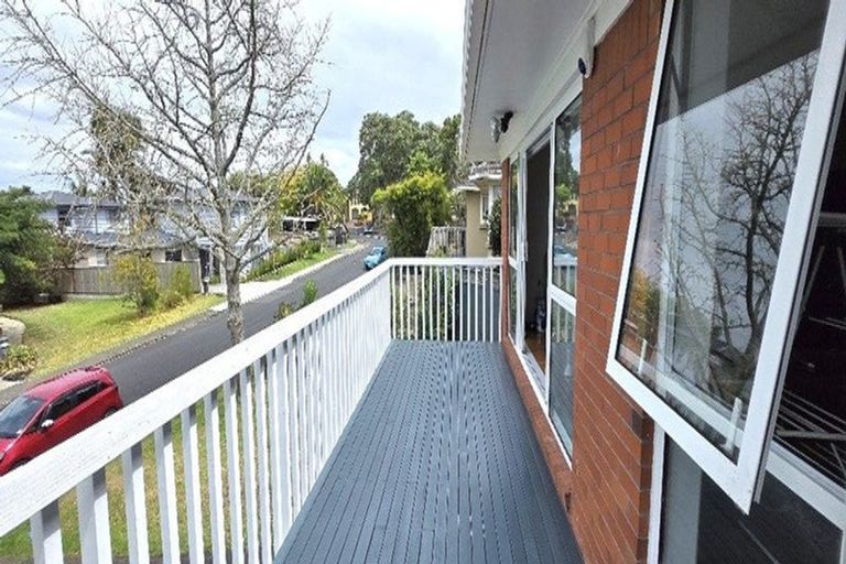 Photo of property in 19 James Evans Drive, Northcote, Auckland, 0627