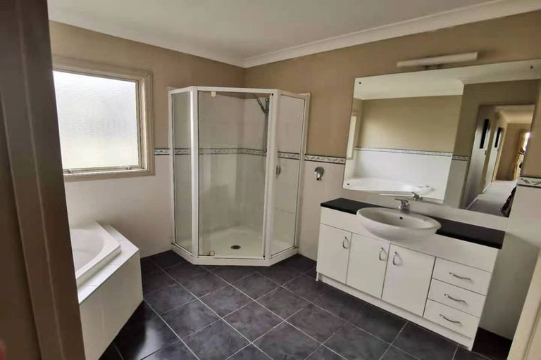 Photo of property in 40 Mandeville Place, Unsworth Heights, Auckland, 0632