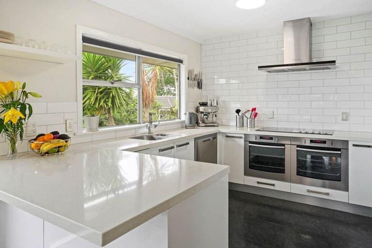 Photo of property in 16 Regal Place, Forrest Hill, Auckland, 0620