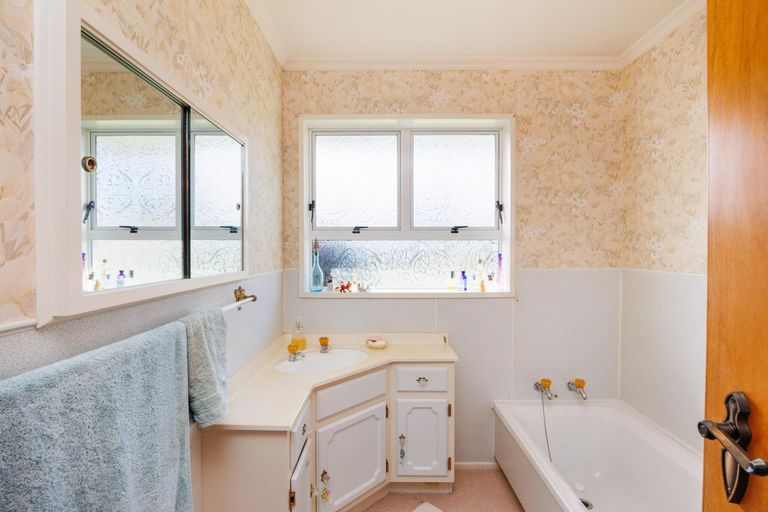 Photo of property in 18 Caulfield Place, Awapuni, Palmerston North, 4412