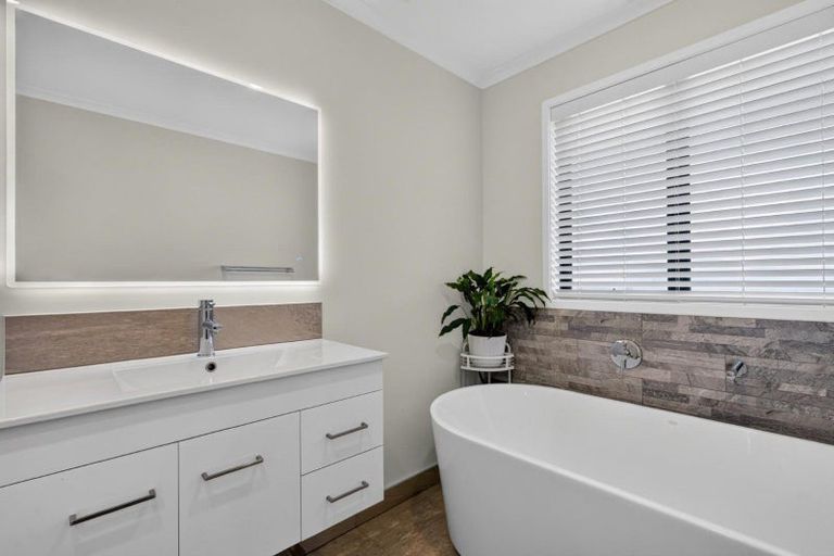 Photo of property in 40 Boocock Crescent, Orewa, 0931