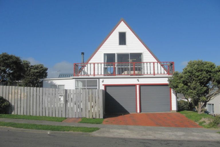 Photo of property in 19 Humphreys Grove, Titahi Bay, Porirua, 5022