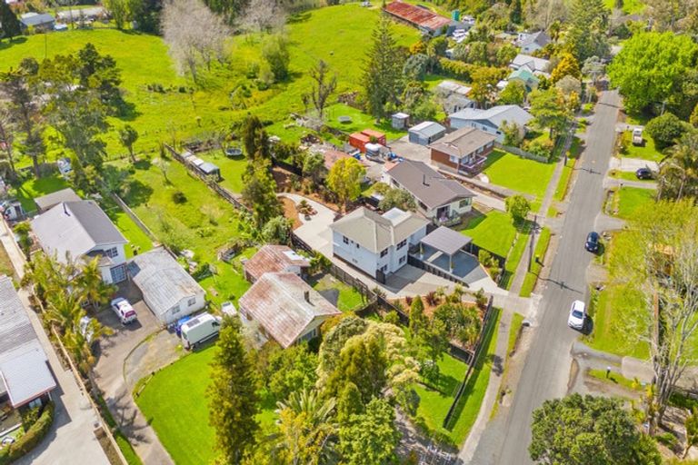Photo of property in 18 Grassmere Road, Henderson Valley, Auckland, 0612