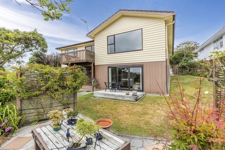 Photo of property in 6 Saint Aidans Way, Tawa, Wellington, 5028