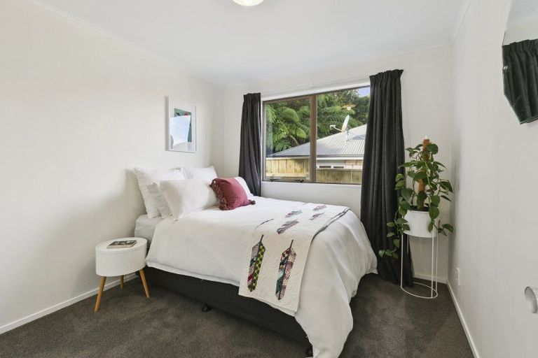 Photo of property in 5 Ladbrooke Drive, Newlands, Wellington, 6037