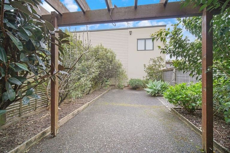 Photo of property in 2/17 Harbour View Road, Te Atatu Peninsula, Auckland, 0610