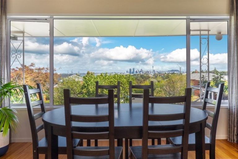 Photo of property in 17 Fowler Street, Northcote, Auckland, 0627