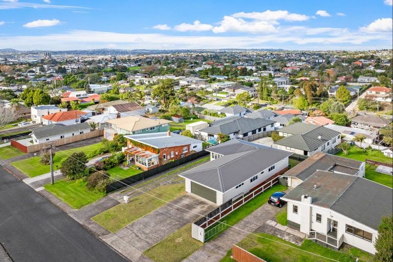 Photo of property in 35 Eastglen Road, Glen Eden, Auckland, 0602