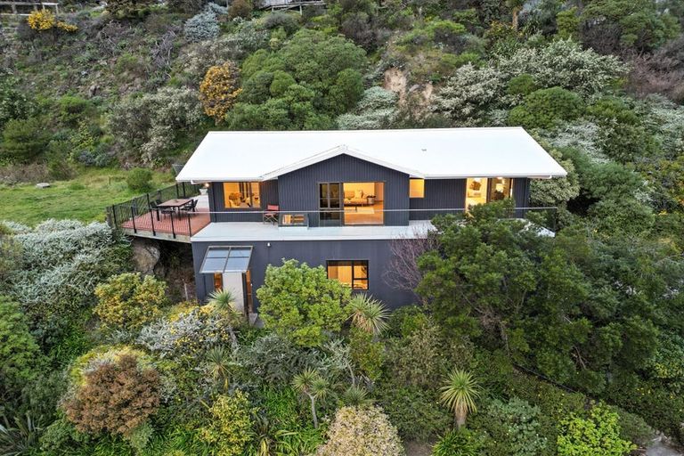 Photo of property in 122 Mccormacks Bay Road, Redcliffs, Christchurch, 8081