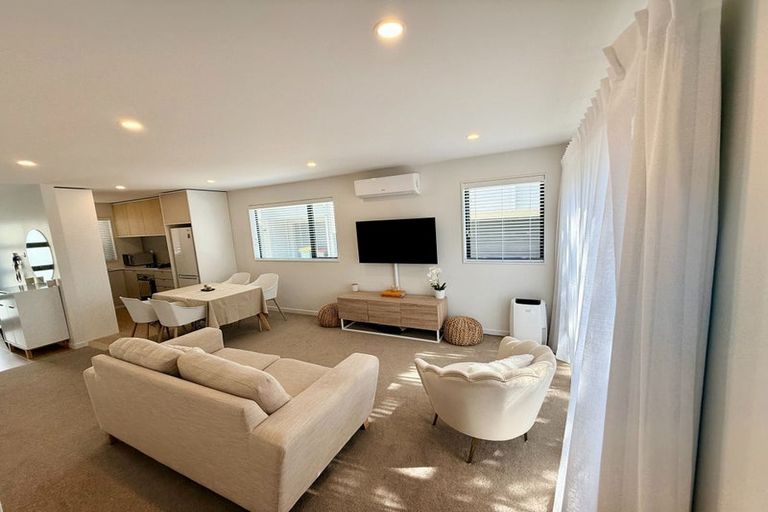 Photo of property in 9 Korowha Place, New Lynn, Auckland, 0600