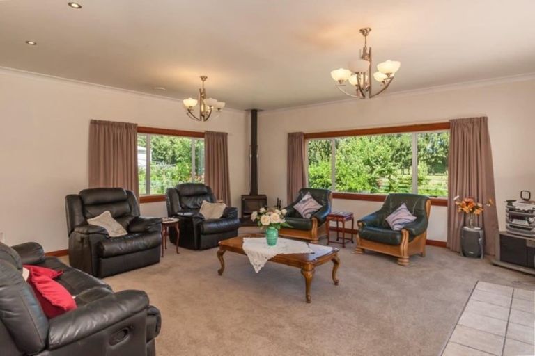 Photo of property in 290 Heatherlea Road East, Levin, 5571