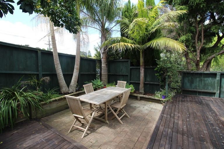 Photo of property in 25a Belle Vue Avenue, Northcote Point, Auckland, 0627