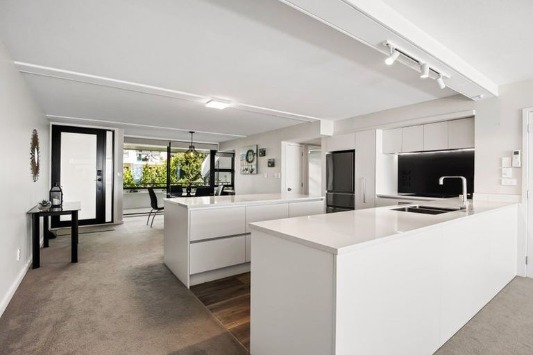 Photo of property in 3/10 Marine Parade, Mount Maunganui, 3116