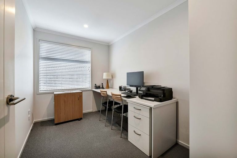 Photo of property in 425 Mangorei Road, Highlands Park, New Plymouth, 4312