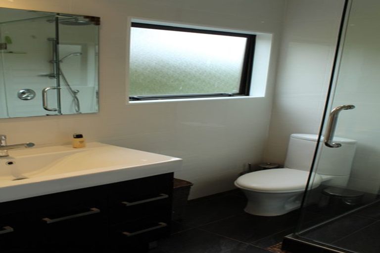 Photo of property in 2/2 Heatherleigh Rise, Northcross, Auckland, 0632