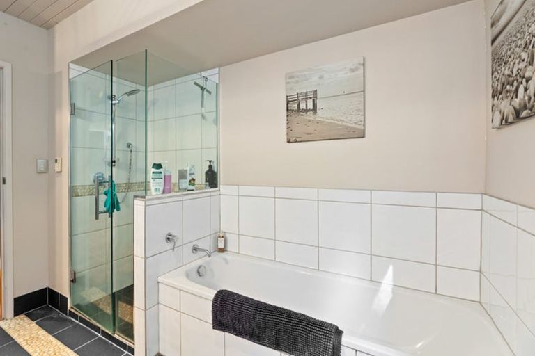 Photo of property in 14 Opou Road, Titirangi, Auckland, 0604