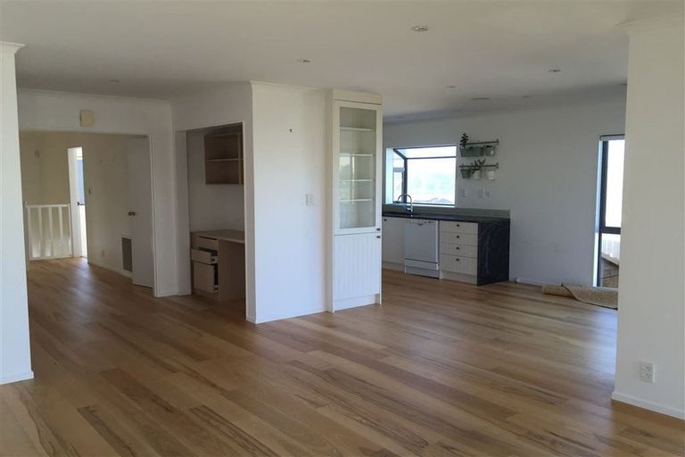 Photo of property in 73 Dress Circle, Newlands, Wellington, 6037