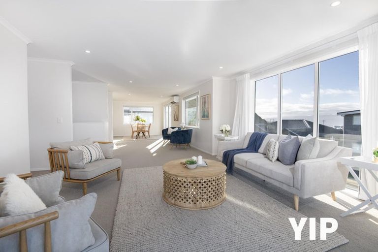 Photo of property in 10 Cromwell Point, Newlands, Wellington, 6037