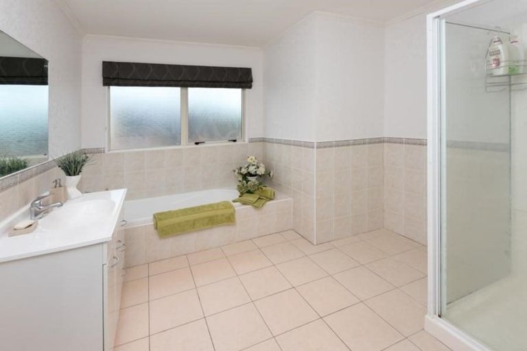 Photo of property in 22 Attymon Lane, East Tamaki, Auckland, 2016