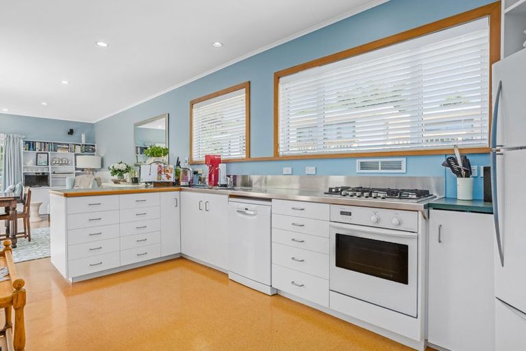Photo of property in 4 Ranui Terrace, Tawa, Wellington, 5028