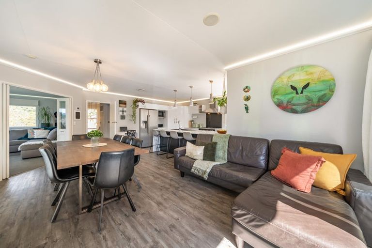 Photo of property in 32 King Charles Drive, Kingsley Heights, Upper Hutt, 5018