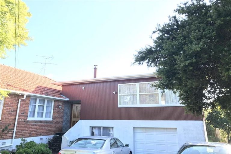 Photo of property in 1/71 Onewa Road, Northcote, Auckland, 0627