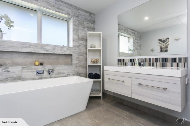 Photo of property in 32 Mike Smith Drive, Cambridge, 3434